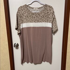 Adora Women's Short Sleeve Leopard Print Top - Tan and White Size 1X